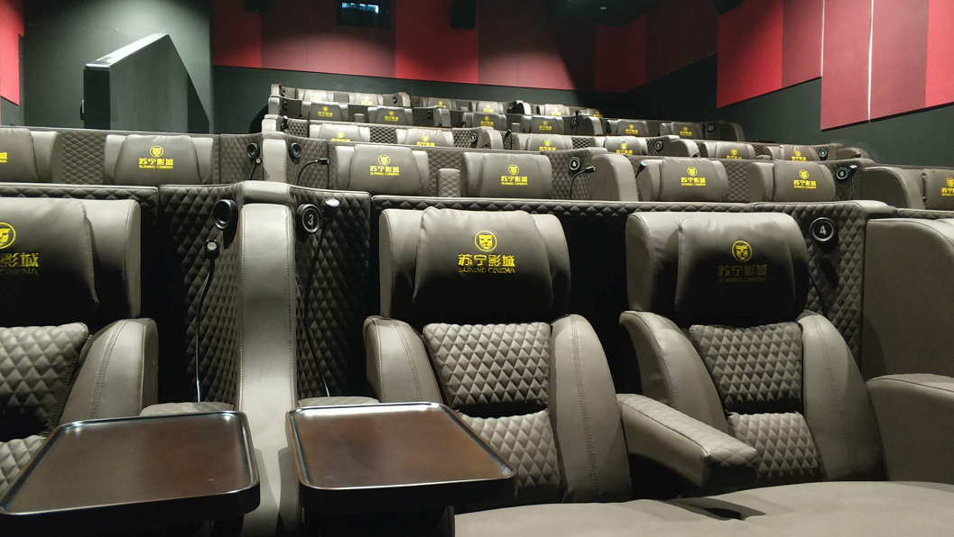 影厅内的小桌板方便点餐的消费者使用