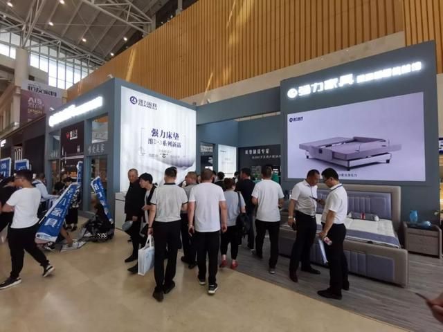 强力家具展厅人潮涌动