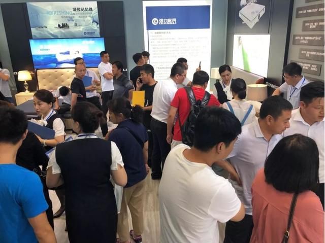 意向经销商在强力展厅现场垂询签约
