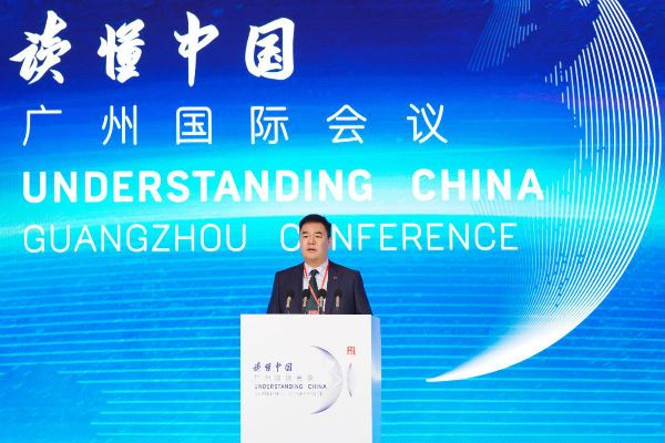 图一说雪松控股集团董事局主席张劲做演讲。