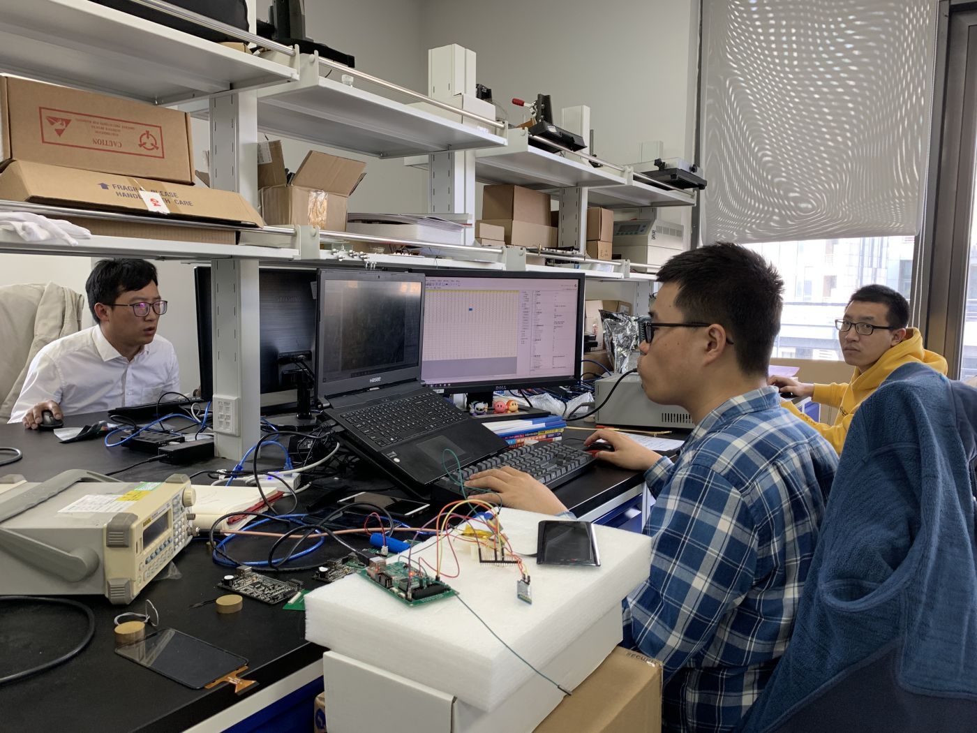 集创北方总部二层实验室,工作人员正在对芯片进行测试