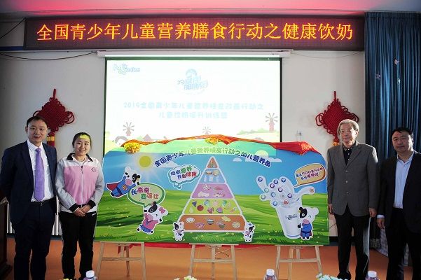 嘉宾为儿童膳食营养角揭幕（左起：杨国超、张燕、宋昆冈、刘锝刚）