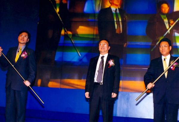 2001年将两面大旗分别交给杨元庆和郭为