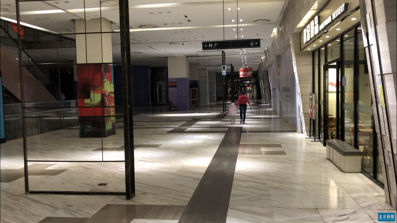 如今的卓展一层显得分外空旷 闫岩/摄