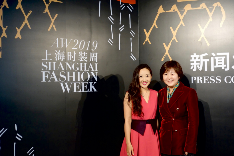 玫琳凯(中国)品牌负责人张晶女士与上海时装周组委会副秘书长吕晓磊
