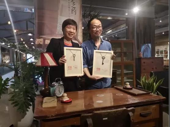 曲美家居副总裁吴娜妮(左)与旧物仓创始人杨函憬(右)签约
