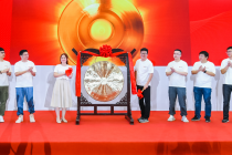 上午敲锣晚上带货，“任性”丁磊一石二鸟