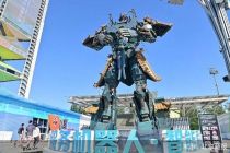 展新品亮技术 服贸会上演“机器人秀”