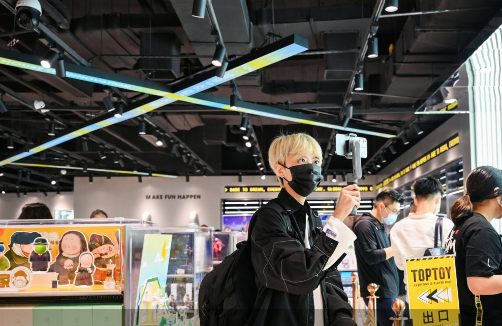 消费者在TOP TOY店内拍照打卡 企业供图