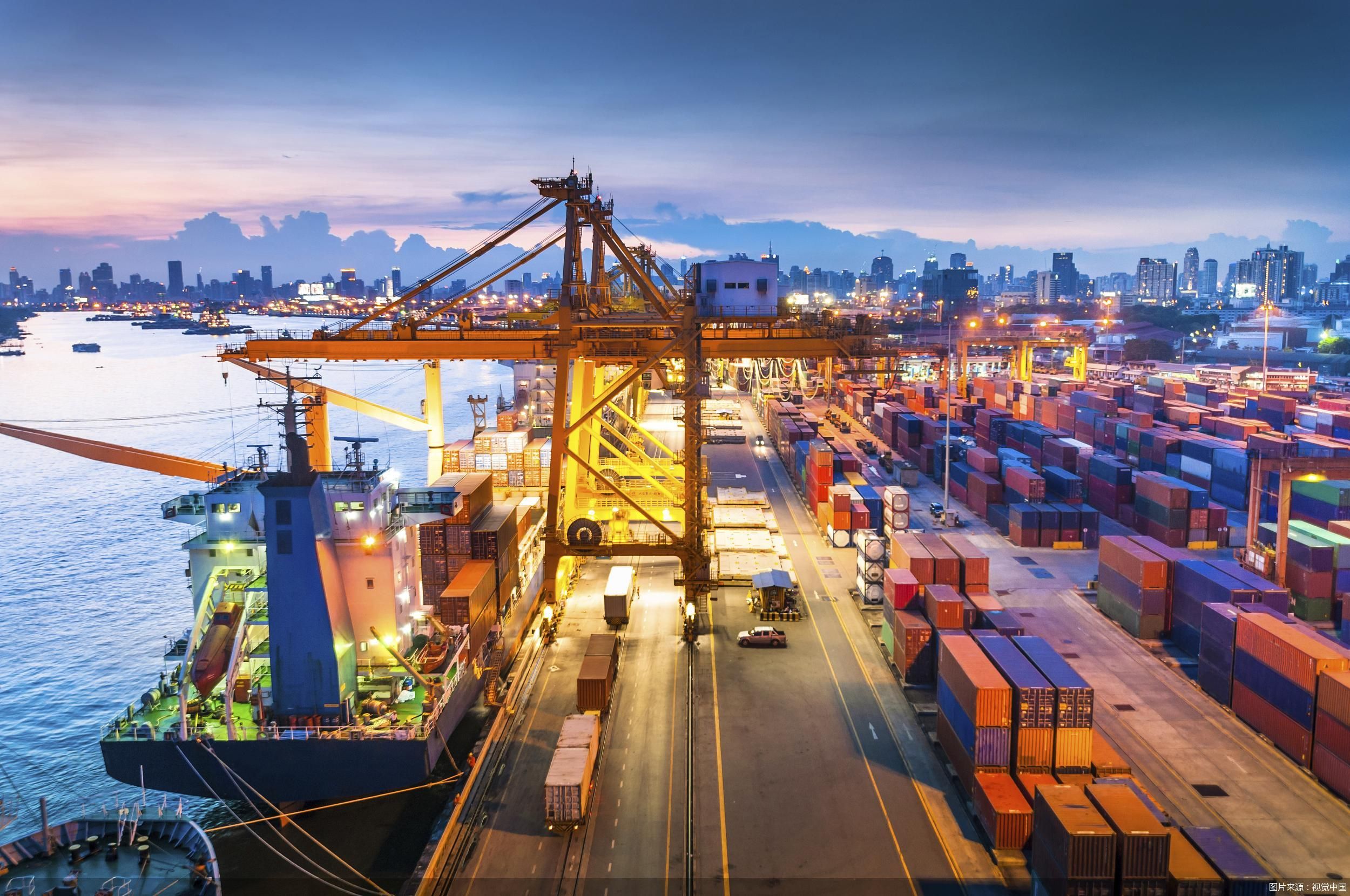 今年前10个月,我国货物贸易进出口总值突破30万亿元人民币,与去年同期