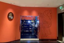 这家盲人当店员、表演者的黑暗餐厅新开了咖啡店，首次聘用听障者   