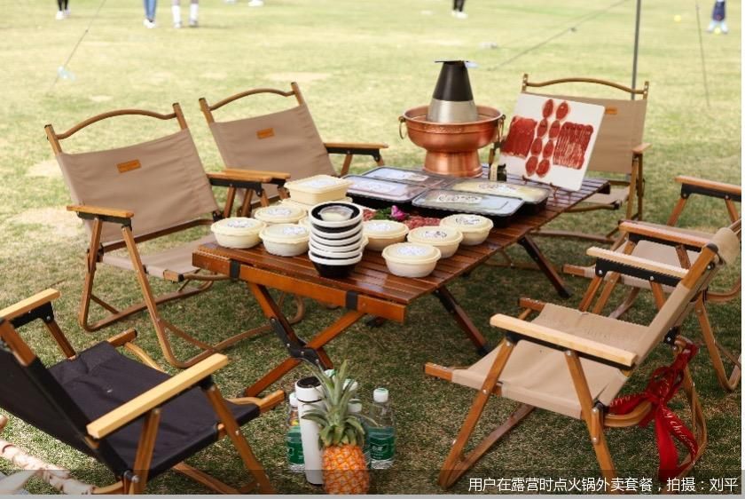 用户在露营时点火锅外卖套餐，拍摄：刘平