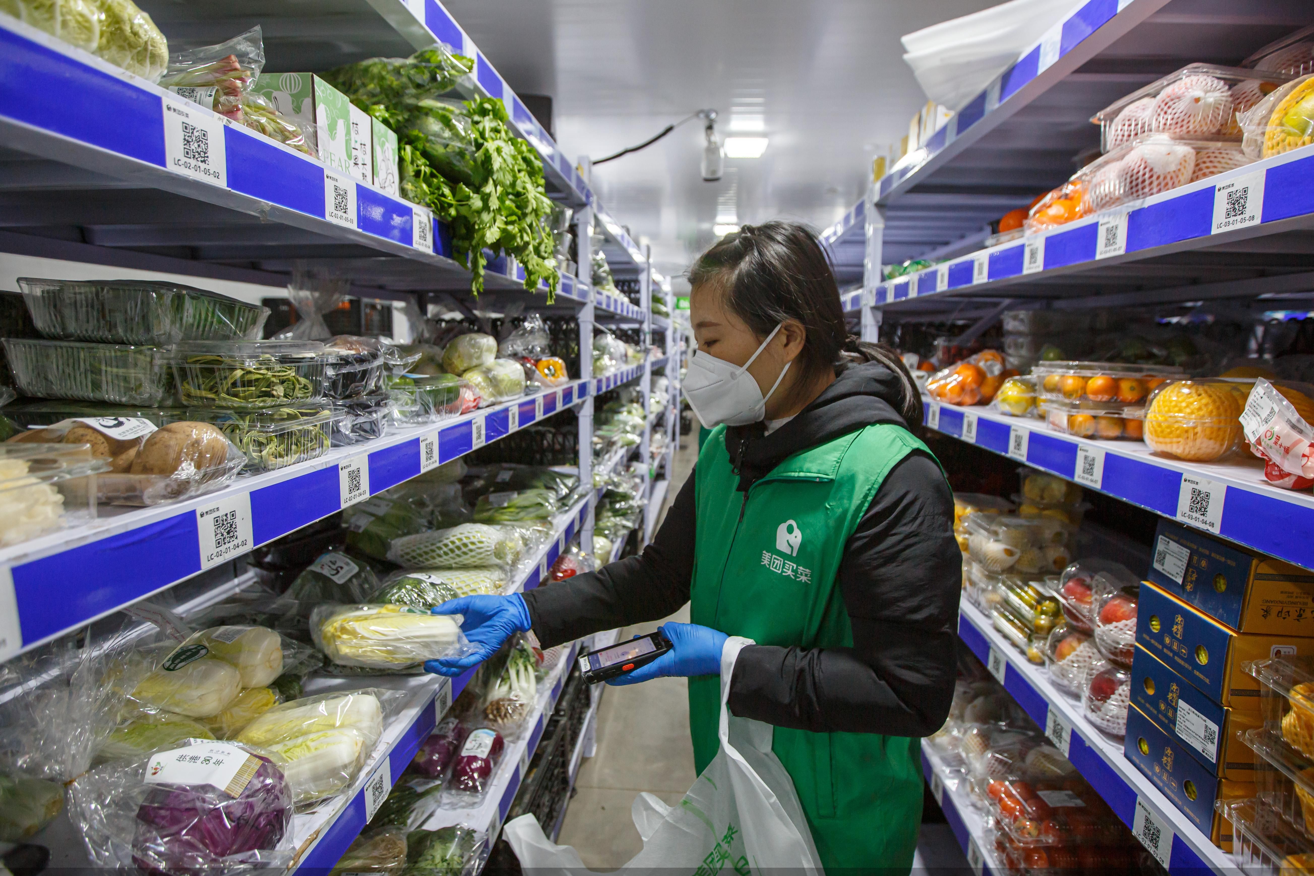 美团买菜正在全力保证日常商品供给 （赵婷 摄）