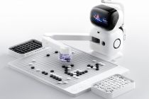 商汤发布元萝卜AI下棋机器人围棋版，“棋圣”聂卫平称赞是孩子练棋最佳伙伴