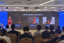 360把大模型装进儿童手表，红衣大叔要带货