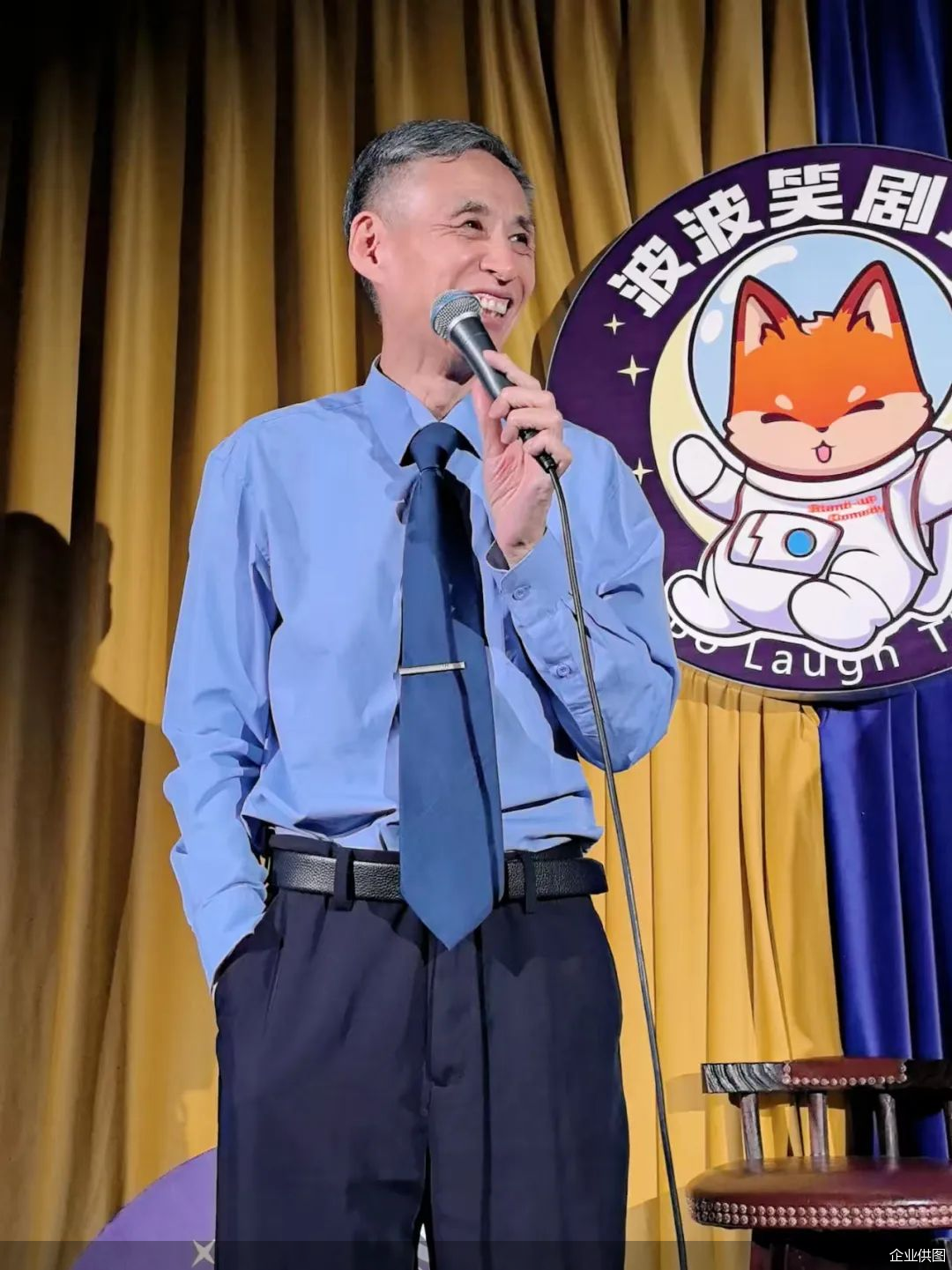 “脱口秀大爷”山山在舞台上