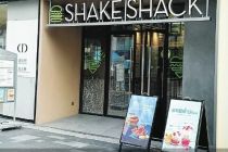 网红汉堡降身段 Shake Shack试水档口店