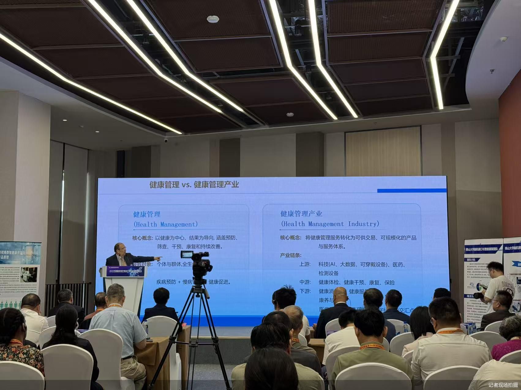 记者现场拍摄