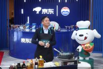 重启用户见面会 刘强东秀厨艺 京东加注线下战场
