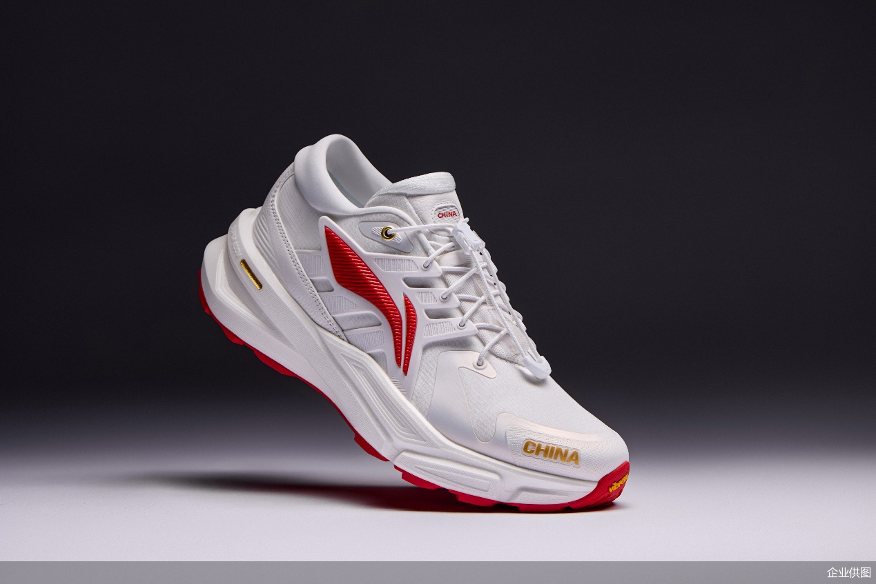 领奖鞋则基于李宁品牌经典IP之一的“烈骏”系列进行设计,与领奖服配色一致,汲取战马的肌肉和骨骼作为设计灵感,寓意中国运动健儿在马年赛场“马到成功”。领奖鞋的中底采用李宁核心的中底科技“超䨻”,带来舒适轻弹的脚感;鞋大底的核心受力区应用了领先的冰面止滑科技,具备良好的防滑抓地力,确保在冬季复杂环境下的行走安全;鞋面也采用了防泼水和轻防污面料,帮助运动员轻松应对冬季不同路面和天气环境。领奖装备不仅让东方美学在国际体育舞台上得以展现,更展现出中国专业运动科技的实力。