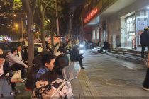  烟火里的“稳”字诀 |排队王勇盛牛肉面的底气是什么？文勇：烟火小店的长红密码从不是跟风