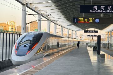 铁路试点“雪具便利行”  交通服务如何为冰雪消费引流