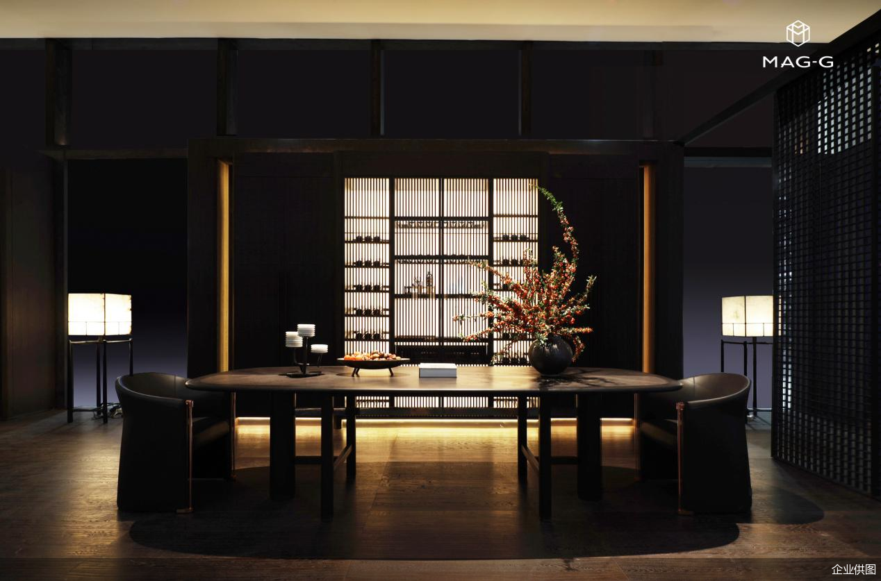 寻脉家文化 构筑精神原乡“中国院子·中国家”这一主题,其深意远不止于建筑形制。MAG-G极以其深邃的洞察力,精准捕捉到当代精英阶层在全球化语境下的文化寻根意识与精神栖居渴望。“院子”,是物理的边界,更是精神的容器。它围合的是家庭的伦常秩序,承载的是“天人合一”的居住理想。展厅中,庭、院、格、柱的现代表达,不仅重构了空间秩序,更挖掘了“家”的内核——从居所到家园,从栖身到栖心。MAG-G极通过空间叙事,将中国传统人居的精神内核与当代高端生活方式深度融合,重新定义“家”的模样。
