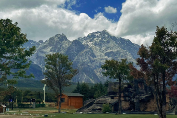 丽江古城“喊话”小红书，真假“避雷帖”围困旅拍业