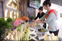 元旦餐位预订满额 春节年味提前配齐 北京餐饮进入“双节服务”模式