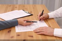 买保险后举起钢管砸手指！谁来识破外卖员“苦肉计”