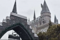 寒假旅游市场热度攀升：大学生机票预订增超20%，主题乐园成热门选择