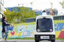 今年春节无人车接力快递小哥“站岗”