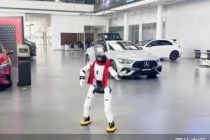 全球首个机器人×汽车4S店项目落地：奔驰门店客流提升15%，停留时长翻倍