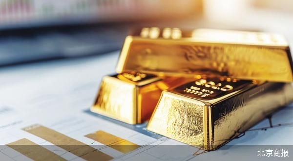 受美联储降息预期、地缘政治、美元信用等多重因素影响，国际金价在5000美元关口反复博弈。金价震荡的同时，&ldquo;银行金条越来越难买&rdquo;&ldquo;金价下跌却买不进&rdquo;&ldquo;黄金9点开卖9点01分售罄&rdquo;等话题纷纷冲上热搜，这背后，正是多家银行密集收缩贵金属业务风险防线的举措。