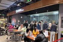 从“卖货架”到“搭场景”，永辉鸿坤广场店调改一周年