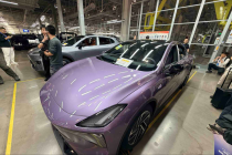 做增量不“内卷”：深蓝L06增程版下线，京东补位汽车销售新模式