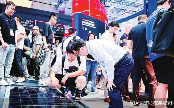 跌出千亿市值阵营的隆基绿能，6月10日在光伏板块带动下重返A股千亿市值&ldquo;俱乐部&rdquo;。不过，与股价前几日的冷相比，在SNEC 2026展会上，凸显的是隆基绿能的热。本次展会上，隆基绿能的光储产品取代组件站上C位。