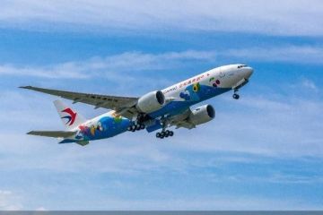 东航物流旗下中货航接收一架全新货运彩绘飞机