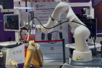 AI“坐诊”链博会：当大模型开始做手术、识情绪、评健康