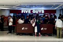 FIVE GUYS北京双店开业首日：排队超两小时，黄牛代排队50元起
