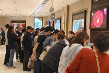 国庆最后一天金店爆满！克减、促销齐发力，金价回调引燃购金热潮