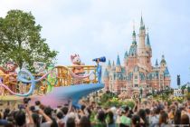 上海迪士尼：从“玩总”到“疯狂动物城”，国际大IP留客｜2026中国主题公园发展报告，一张三天两晚的答卷